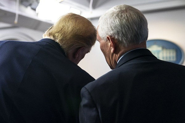 Đằng sau những bức ảnh ấn tượng nhất của Tổng thống Mỹ thứ 45 - Hình 3 Dang sau nhung buc anh an tuong nhat cua Tong thong My thu 45-Hinh-3