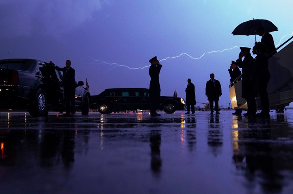 Đằng sau những bức ảnh ấn tượng nhất của Tổng thống Mỹ thứ 45 - Hình 6 Dang sau nhung buc anh an tuong nhat cua Tong thong My thu 45-Hinh-6