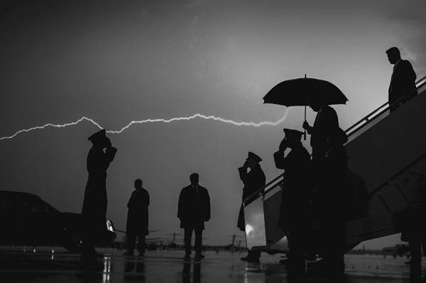 Đằng sau những bức ảnh ấn tượng nhất của Tổng thống Mỹ thứ 45 - Hình 5 Dang sau nhung buc anh an tuong nhat cua Tong thong My thu 45-Hinh-5