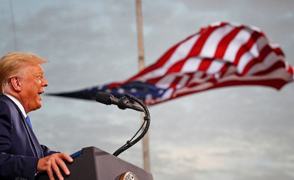 Đằng sau những bức ảnh ấn tượng nhất của Tổng thống Mỹ thứ 45 - Hình 2 Dang sau nhung buc anh an tuong nhat cua Tong thong My thu 45-Hinh-2