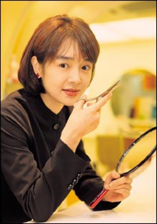  Trong thời gian chồng ngồi tù, Lee Ji Eun vẫn nỗ lực kháng án giúp chồng, đồng thời tự kinh doanh một trung tâm chăm sóc trẻ em để lấy tiền nuôi con. "Mẹ chồng tôi dặn đừng rơi nước mắt. Tôi và chồng cũng không phải kiểu người dễ tuyệt vọng. Tôi tin mình có thể vượt qua được mọi chuyện", diễn viên quá cố tâm sự trong bài phỏng vấn năm 2003.