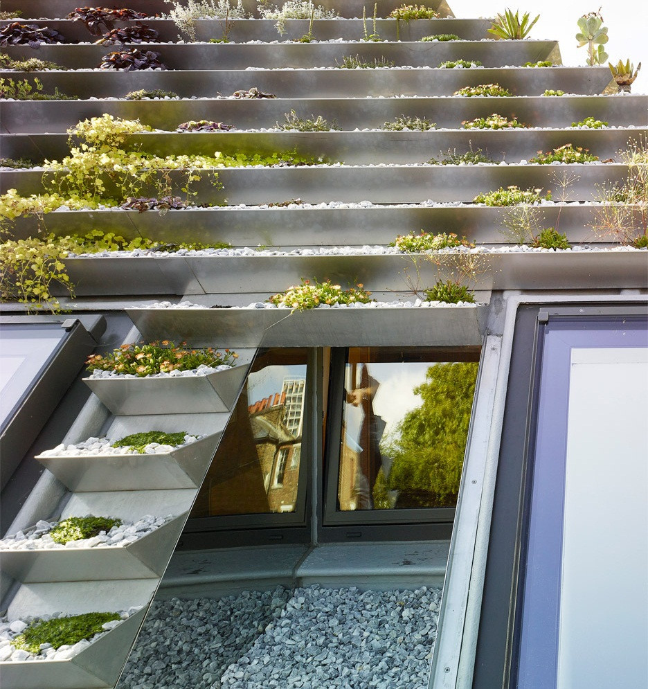 Các kiến trúc sư thiết kế căn nhà và khu vườn đánh giá đây là cảnh quan trên mái nhà độc đáo, tạo ra nét mới và ấn tượng trong cảnh sắc đô thị ở London, Anh. Tổng số cây của khu vườn như kim tự tháp này là 800.