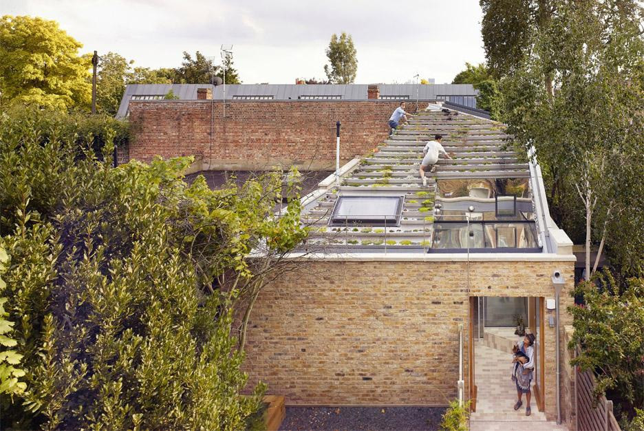 Cầu thang bằng thép dẫn lên tầng 2 có thể là phòng trưng bày, phòng thử đồ cũng có thể là không gian làm việc. Vẻ bên ngoài của căn nhà cũng đơn giản, không sơn quá màu mè hay lòe loẹt.