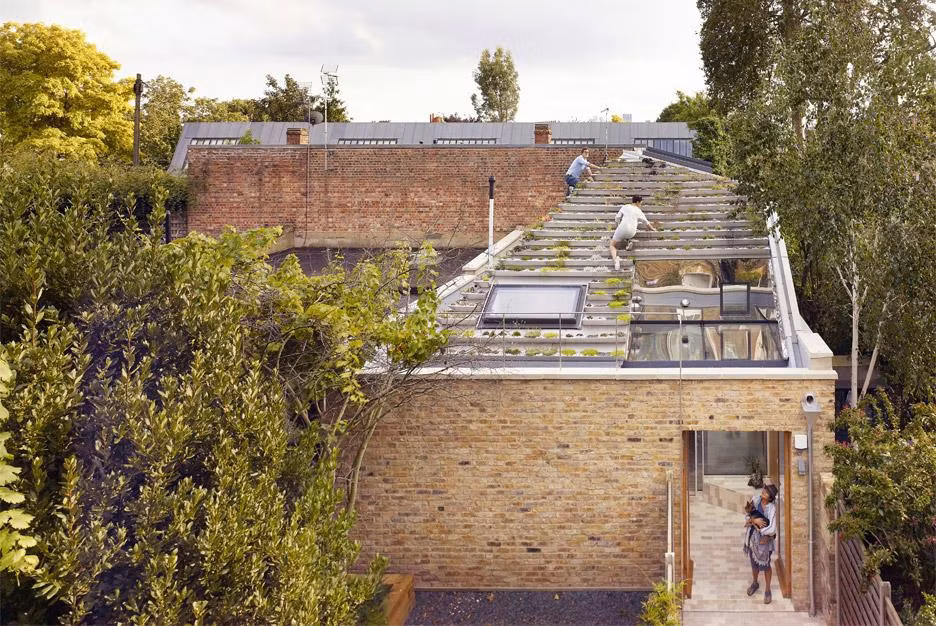 Cầu thang bằng thép dẫn lên tầng 2 có thể là phòng trưng bày, phòng thử đồ cũng có thể là không gian làm việc. Vẻ bên ngoài của căn nhà cũng đơn giản, không sơn quá màu mè hay lòe loẹt.