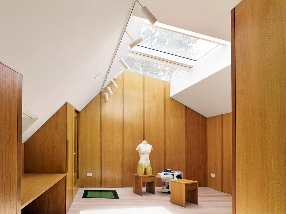 Vì diện tích đất không nhiều, xung quanh đã có nhà dân mọc lên, cho nên điều khó khăn đặt ra là bố trí nhiều cửa sổ như thế nào cho hợp lý. Các kiến trúc sư đã chọn giải pháp thiết kế cửa sổ trên trần nhà nhằm hút ánh sáng từ bên ngoài giúp không gian nội thất bừng sáng vào ban ngày.