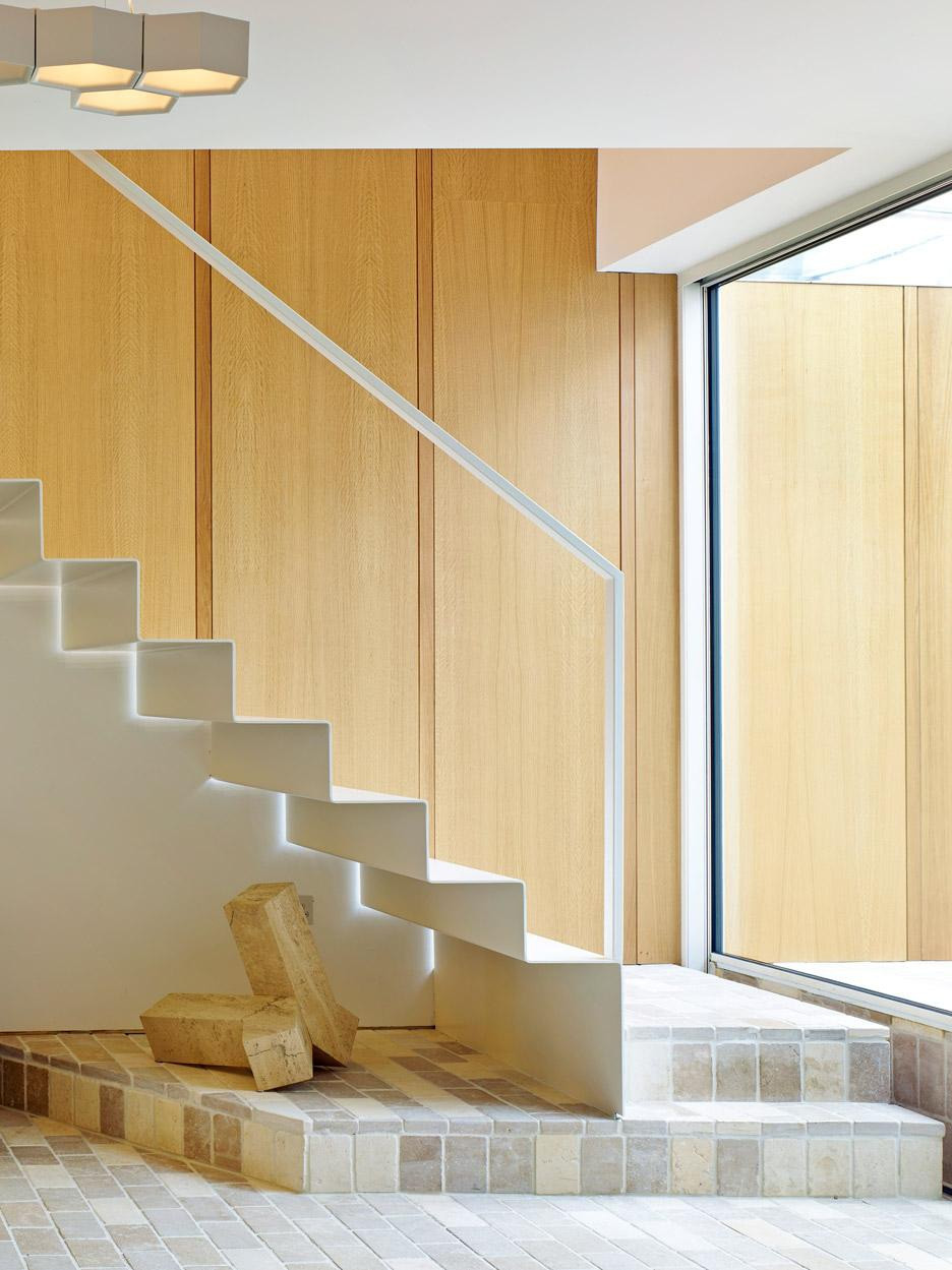 Tầng 1 là nơi ở của gia chủ gồm một phòng ngủ, nhà bếp, phòng tắm, phần còn lại là nơi tiếp khách và ăn uống. Không gian bài trí đơn giản, luôn thoáng mát nhờ cửa kính hút ánh sáng vào nhà.