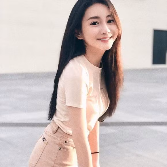 Nu bac si xinh dep noi tieng mang xa hoi vi giong Angelababy-Hinh-7