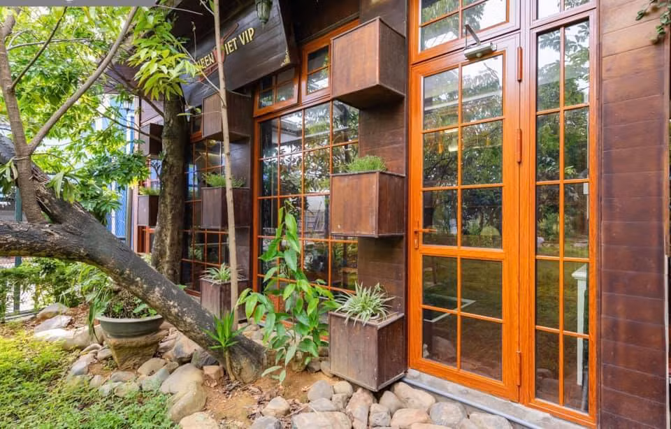 Người đàn ông Hà Nội xây nhà Nhật Bản từ nhôm kính tặng 'bạn học' đặc biệt