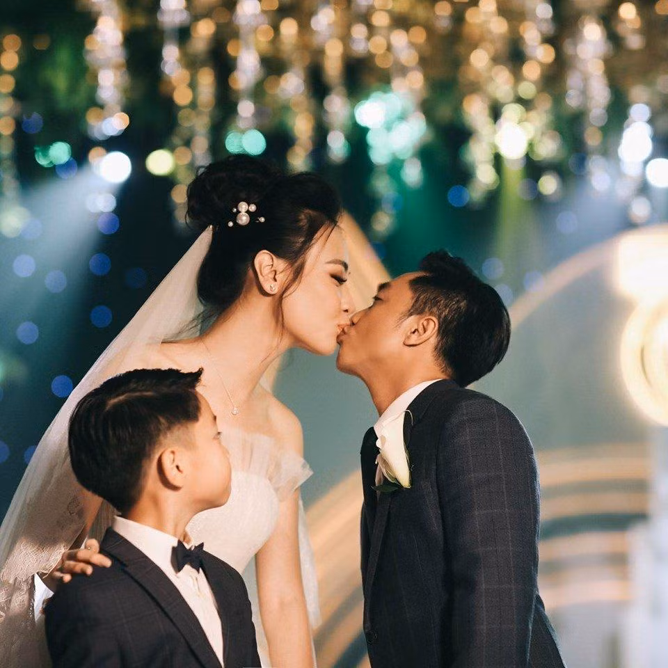 Trong đám cưới hoành tráng vào năm 2019, khoảnh khắc Cường Đô La - Đàm Thu Trang trao nhau nụ hôn đắm say khiến hôn trường vỗ tay rào rào.