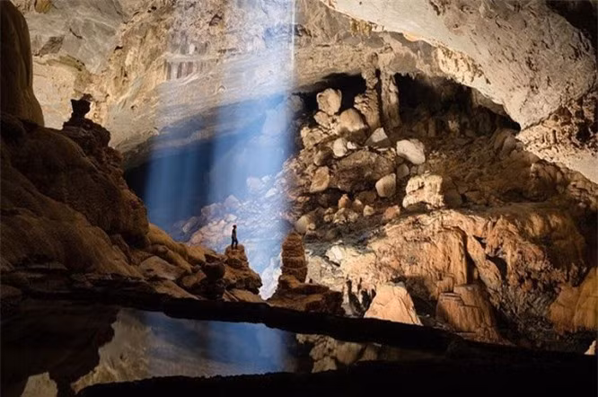 11. Động Thiên Đường: Một trong những hang động trong Vườn quốc gia Phong Nha-Kẻ Bàng ở Việt Nam được coi là hang động lớn nhất và đẹp nhất trên thế giới. Hang lớn nhất dài hơn 5 km, cao 200 mét và rộng 150 mét. 