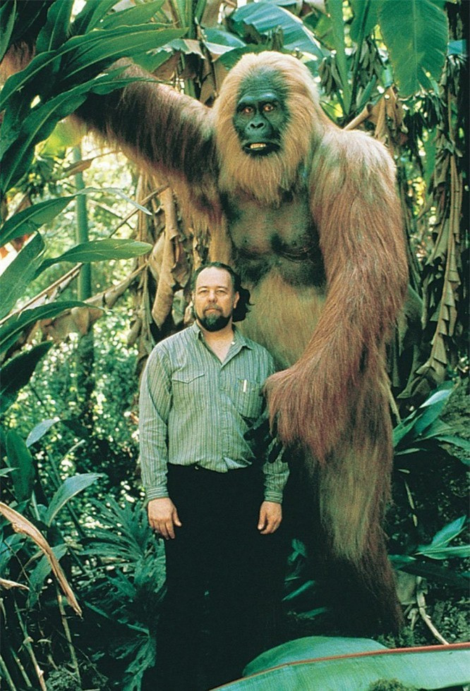 4. Gigantopithecus: Gigantopithecus là loài vượn lớn nhất mọi thời đại và nó sống khoảng 1 triệu năm trước đây ở Trung Quốc. Thật khó để đưa ra một kết luận nào đó dựa trên những di tích hiếm có. Tuy nhiên, các nhà khoa học tin rằng một con gigantopithecus cao đến 4 mét, trọng lượng 550 kg và chủ yếu là ăn tre để tồn tại. 