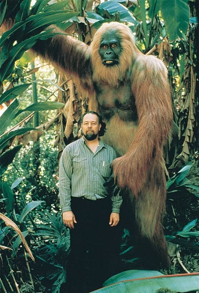 4. Gigantopithecus: Gigantopithecus là loài vượn lớn nhất mọi thời đại và nó sống khoảng 1 triệu năm trước đây ở Trung Quốc. Thật khó để đưa ra một kết luận nào đó dựa trên những di tích hiếm có. Tuy nhiên, các nhà khoa học tin rằng một con gigantopithecus cao đến 4 mét, trọng lượng 550 kg và chủ yếu là ăn tre để tồn tại. 