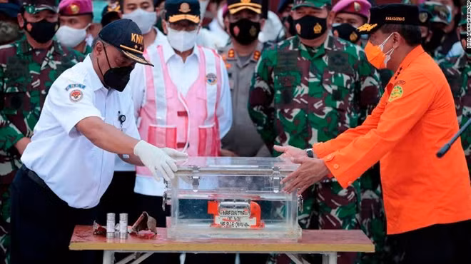 Nhung su that khong phai ai cung biet ve hop den may bay-Hinh-4