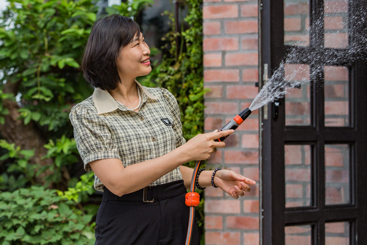 Chị Quỳnh Liên chia sẻ trước kia, gia đình sở hữu một căn nhà thờ cổ, xung quanh hàng xóm chưa xây dựng nhiều nên không gian rất thoáng. Nhưng khi nhà tầng mọc lên liên tục, ngôi nhà bị bí và lọt thỏm. Với tuổi đời hơn 100 năm, gia đình tính toán căn nhà cổ sẽ xuống cấp, do đó cần sửa chữa để sử dụng được lâu dài. Ngoài ra, gia đình có truyền thống 4 đời làm nghệ thuật điêu khắc, nên cũng mong muốn có thêm không gian để trưng bày sản phẩm. Chính vì thế, chị Liên cho biết công trình độc đáo này ra đời.