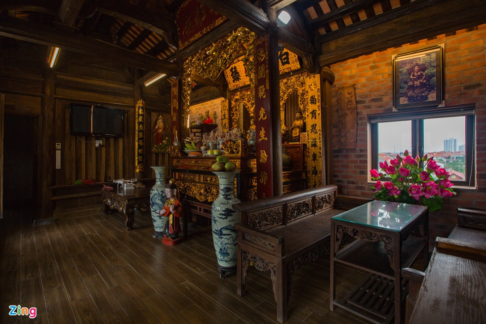 br/> Lối bài trí truyền thống vẫn được duy trì, có đủ phản, sập gụ, bàn ghế tràng kỷ. Ban thờ phật nhỏ ở phía trên, rồi đến ban thờ gia tiên, ban thờ quan thần linh. Các bức hoành phi, câu đối cả trăm năm tuổi vẫn được giữ nguyên. Gia đình bổ sung một vài chi tiết trong thiết kế như sàn gỗ, nhà vệ sinh khép kín, cửa sổ bằng kính... để phù hợp với lối sống hiện đại.