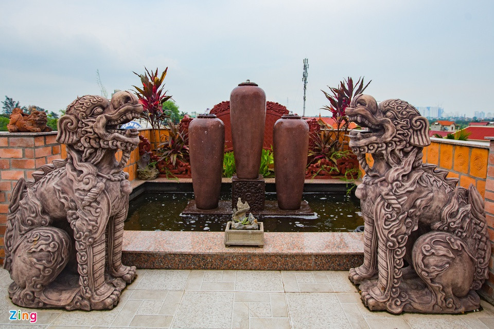 br/> Tại khuôn viên tầng thượng, gia đình chị Liên trang trí thêm tiểu cảnh, hồ cá... với lối bài trí thuần Việt. Ngoài ra, nhiều sản phẩm do gia đình anh chị Liên làm ra như tượng phật, cặp nghê... cũng được trưng bày quanh sân.