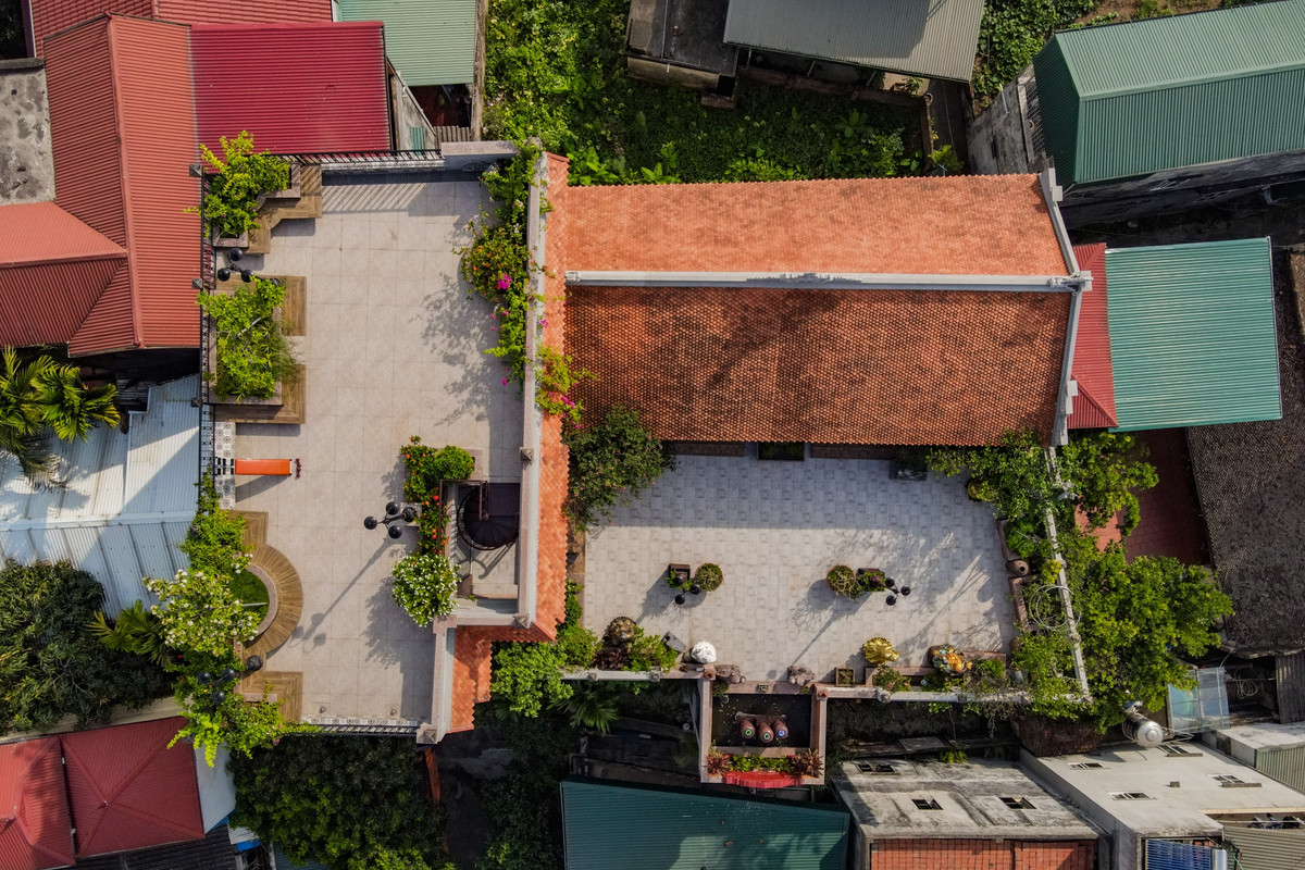 Công trình này thuộc sở hữu của anh Nguyễn Văn Vũ và vợ là chị Quỳnh Liên. Tổng diện tích một mặt sàn là 460 m2, riêng diện tích ngôi nhà thờ cổ là 100 m2.