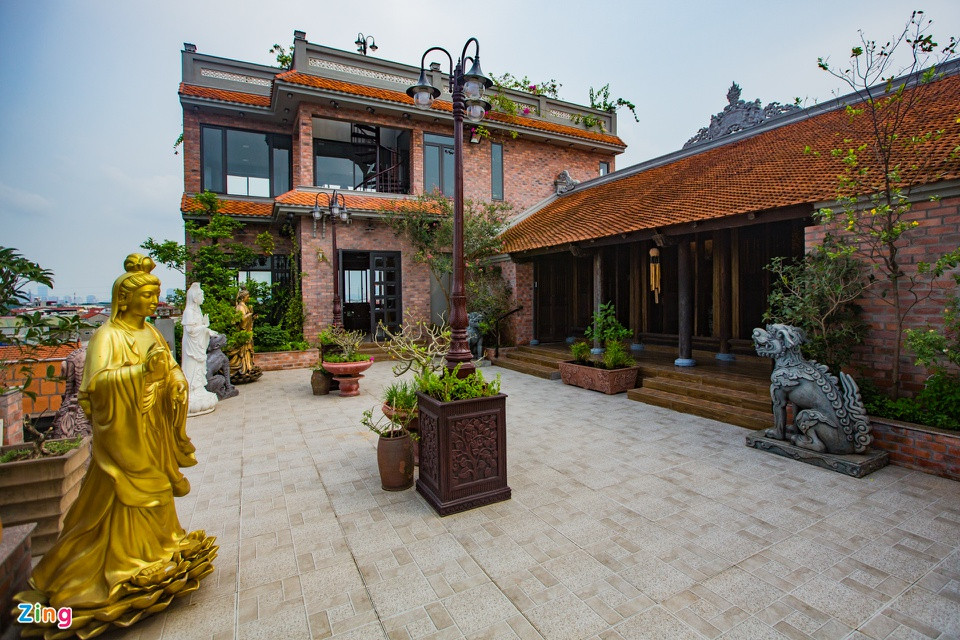 br/> Chị Quỳnh Liên cho biết cùng chồng đã mất khoảng 2 năm để lên ý tưởng thiết kế căn nhà kết hợp giữa cổ điển và hiện đại. Trong 1 năm thi công (từ tháng 2/2020), vợ chồng chị phải tự chỉnh sửa khá nhiều cho tới khi ưng thì thôi. "Chúng tôi muốn căn biệt thự vừa là nơi lưu giữ, bảo tồn ngôi nhà thờ cổ, vừa là chỗ để bố mẹ ở cho gần gũi, thân quen. Anh chị em họ hàng cảm thấy rất vui khi biết vợ chồng tôi giữ lại được căn nhà cổ vì đây là nơi chứa đựng biết bao kỷ niệm của mọi người thời xưa", chị Quỳnh Liên chia sẻ.