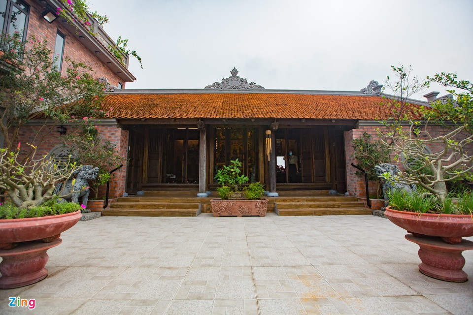 br/> Chị Liên cho biết trước khi đưa lên tầng thượng, toàn bộ căn nhà thờ cổ phải hạ giải, đưa về một xưởng gỗ ở huyện Quốc Oai để tu sửa rồi mới đưa trở lại lên nóc căn biệt thự. Cấu trúc nhà gỗ cổ truyền của nhà thờ vẫn được giữ nguyên với cột kèo gỗ, mái ngói vảy cá và 3 gian 2 chái.