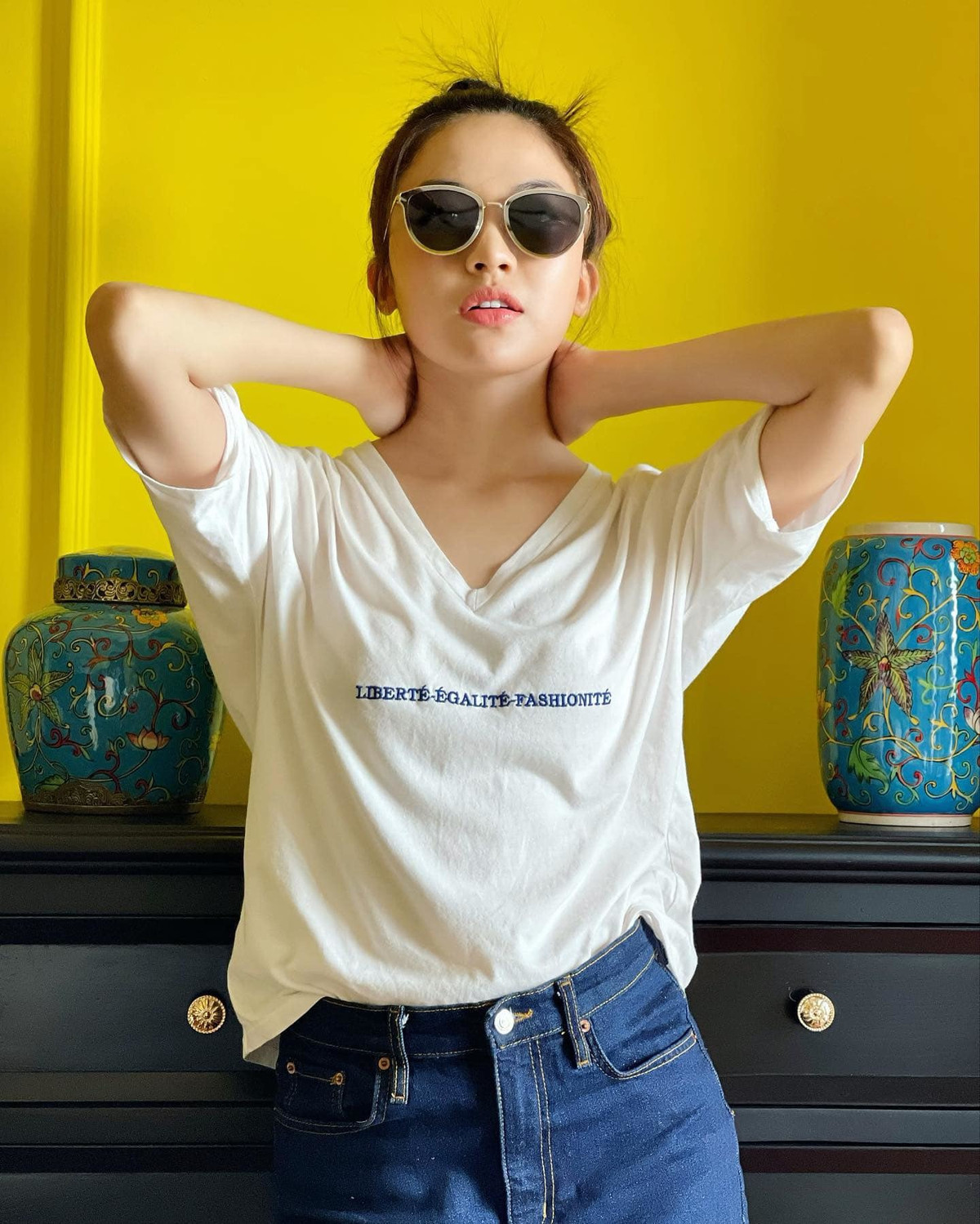 Tuy nhiên thường ngày Lương Thanh chọn trang phục năng động và đơn giản như quần jeans kết hợp áo pull.