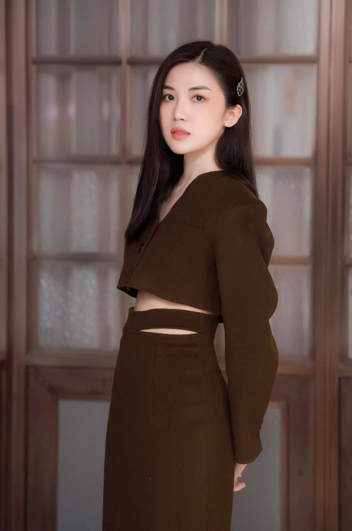 Trang phục đi sự kiện của nữ diễn viên rất thanh lịch và không màu mè.