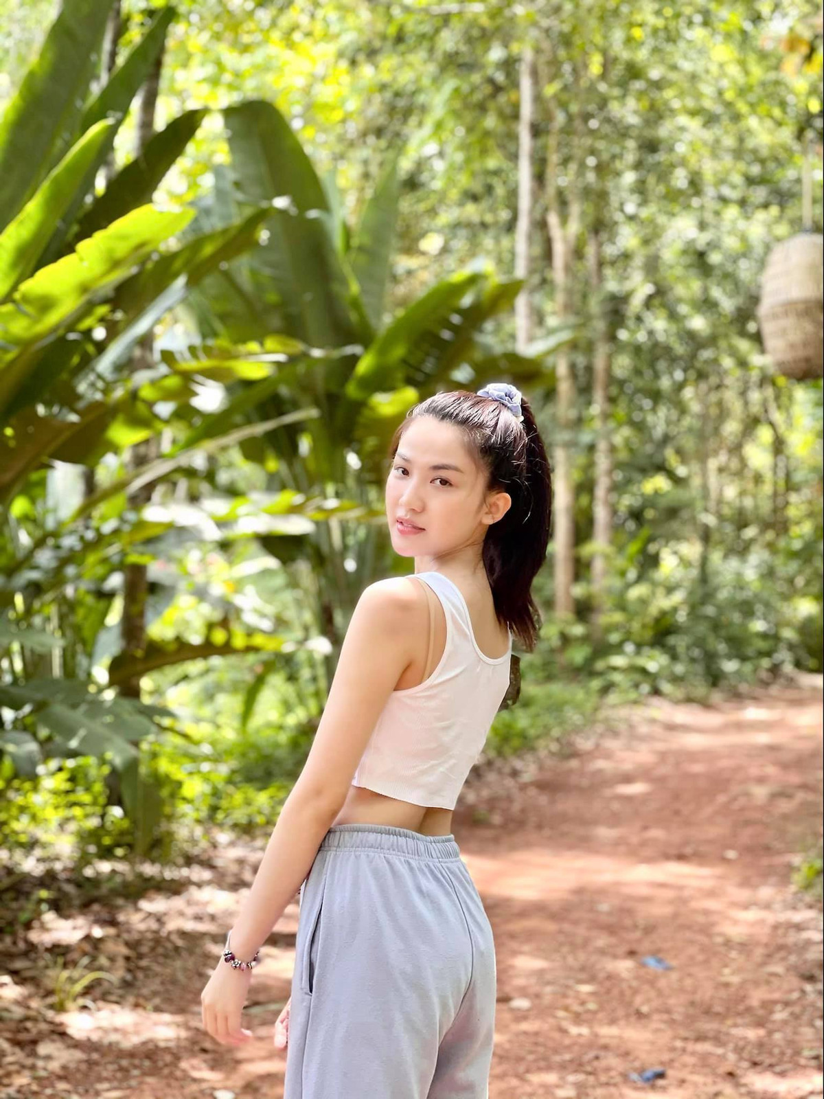 Dù trang phục và phong cách luôn thay đổi nhưng nữ diễn viên 25 tuổi luôn giữ mái tóc dài suôn thẳng đơn giản.