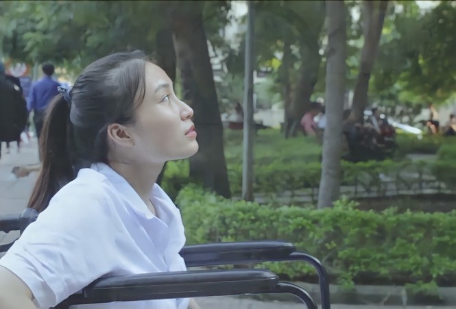 Nghi luc manh me cua nu sinh truong Y voi doi chan khuyet tat