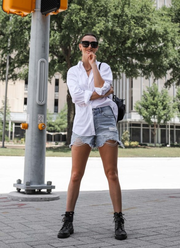  7. Mặc quần áo rộng, thoáng khí: Mặc quần áo chật, đặc biệt là phom dáng ôm sát dưới cánh tay, có thể gây ra vết bẩn trên áo của bạn. Những thiết kế này khiến cơ thể đổ mồ hôi nhiều hơn. Thay vào đó, hãy thử chất liệu vải thoáng khí và mặc quần áo rộng rãi để ngăn đổ mồ hôi và làm ố quần áo. Ảnh: Pinterest, loveemmarie.