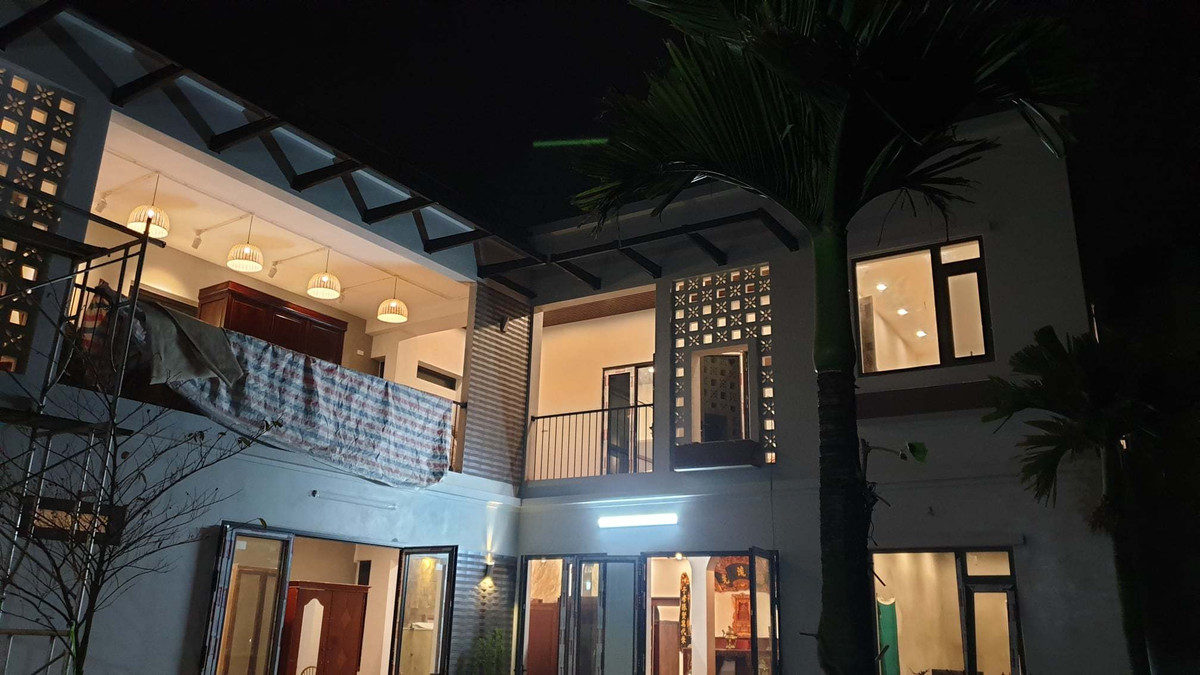 Bo me tron mat khi ngoi nha ngap ung duoc con trai 