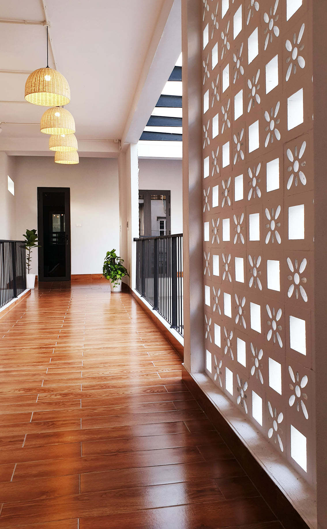 Bo me tron mat khi ngoi nha ngap ung duoc con trai 