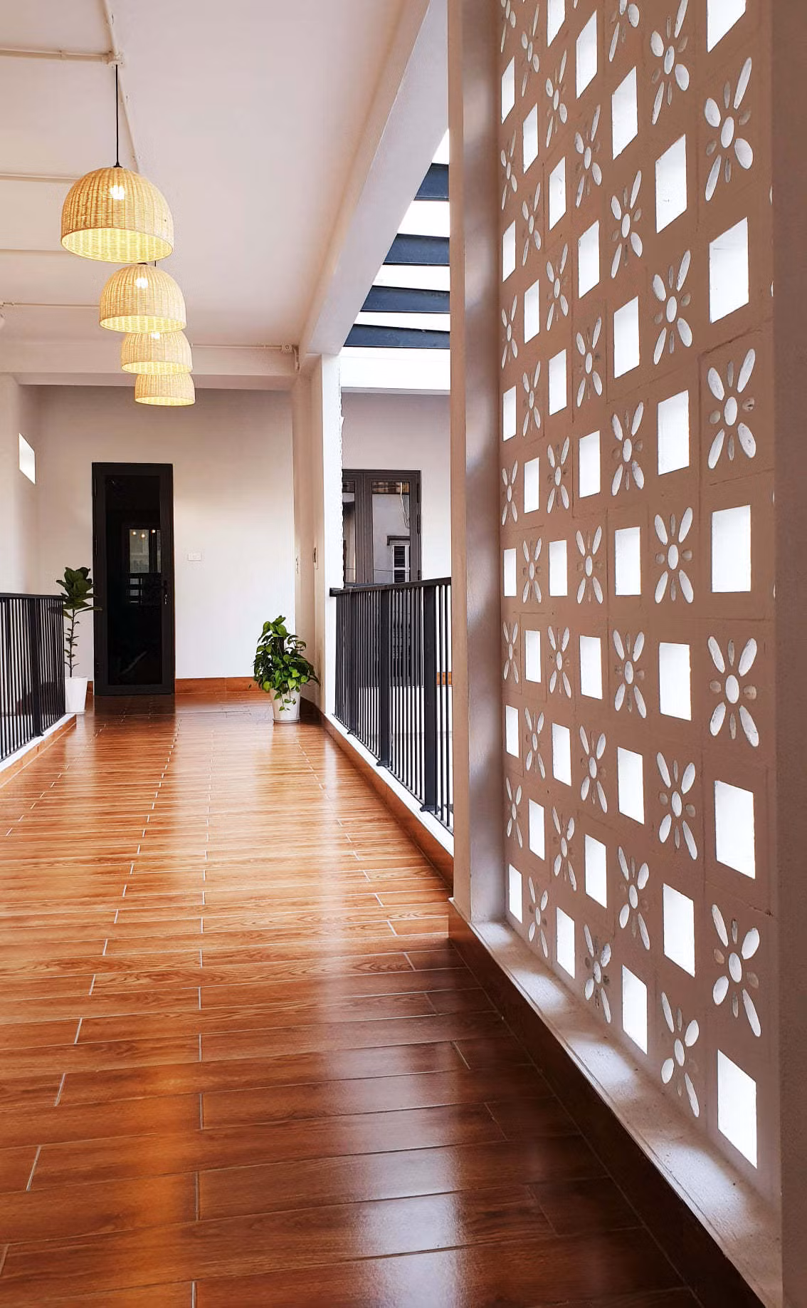 Bo me tron mat khi ngoi nha ngap ung duoc con trai 