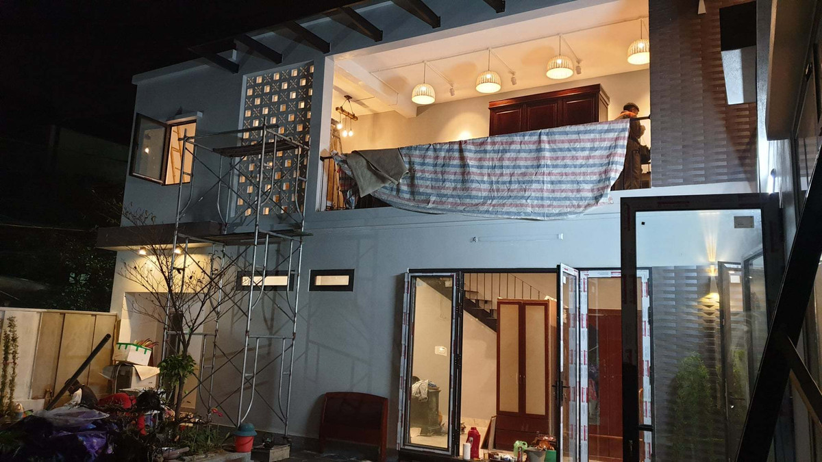 Bo me tron mat khi ngoi nha ngap ung duoc con trai 