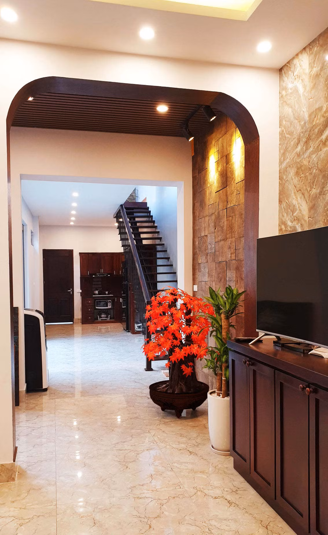 Bo me tron mat khi ngoi nha ngap ung duoc con trai 