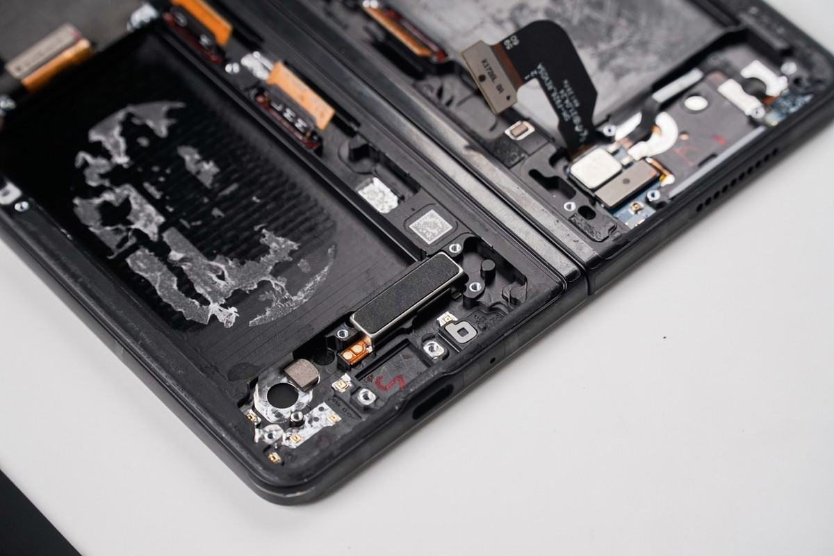 Theo chia sẻ của ông Thịnh, bên cạnh bản lề của Z Fold3 có 4 sợi cáp để liên kết màn hình với phần bo mạch của máy. Cách thiết kế thông minh này của Samsung giúp hạn chế hiện tượng căng cáp, đứt cáp khi gập thường xuyên.