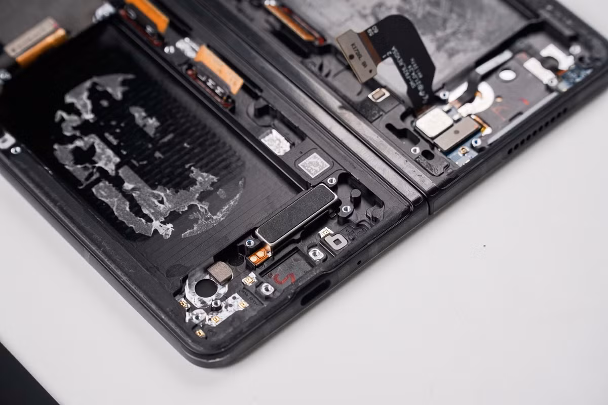 Theo chia sẻ của ông Thịnh, bên cạnh bản lề của Z Fold3 có 4 sợi cáp để liên kết màn hình với phần bo mạch của máy. Cách thiết kế thông minh này của Samsung giúp hạn chế hiện tượng căng cáp, đứt cáp khi gập thường xuyên.