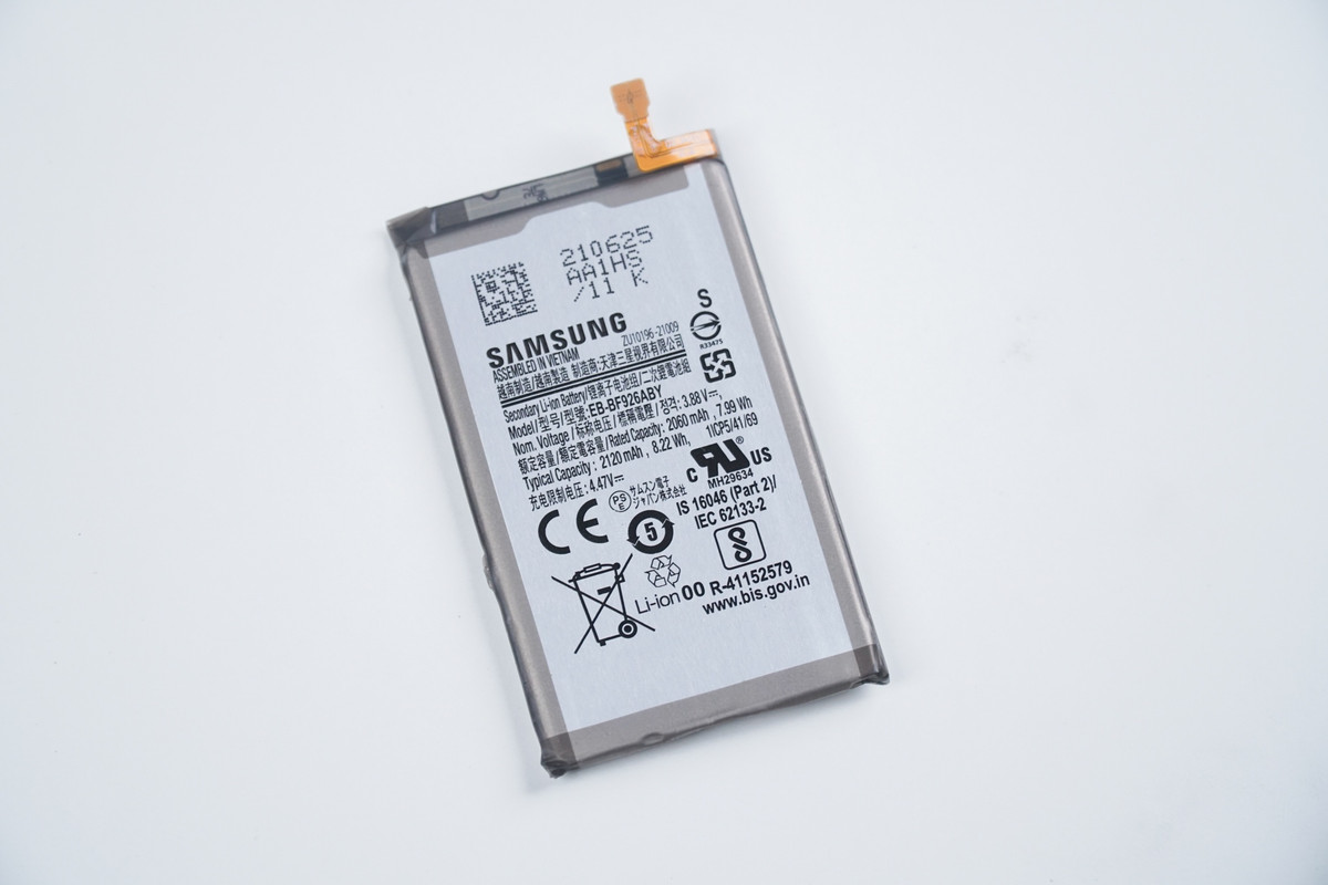 Hai pin của Galaxy của Galaxy Z Fold3 5G có tổng dung lượng 4.400 mAh. Viên pin dưới màn hình phụ có dung lượng 2.280 mAh, trong khi pin ở sau mặt lưng có dung lượng 2.120 mAh.