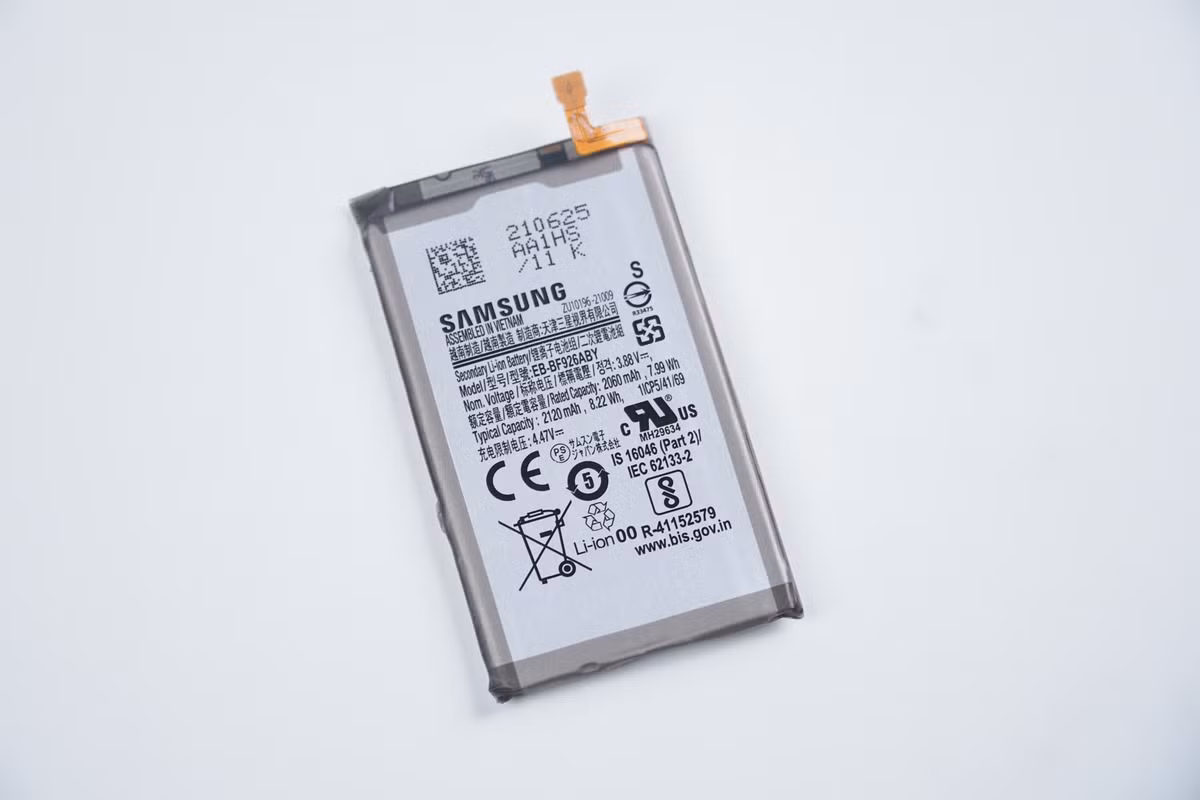 Hai pin của Galaxy của Galaxy Z Fold3 5G có tổng dung lượng 4.400 mAh. Viên pin dưới màn hình phụ có dung lượng 2.280 mAh, trong khi pin ở sau mặt lưng có dung lượng 2.120 mAh.