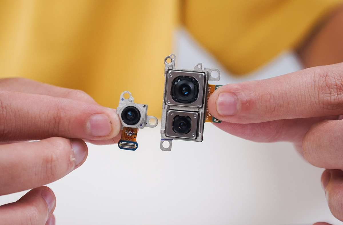 Ngay dưới mặt lưng của máy là phần sạc không dây, pin, cụm camera chính, bo mạch chính và bo mạch phụ của máy.