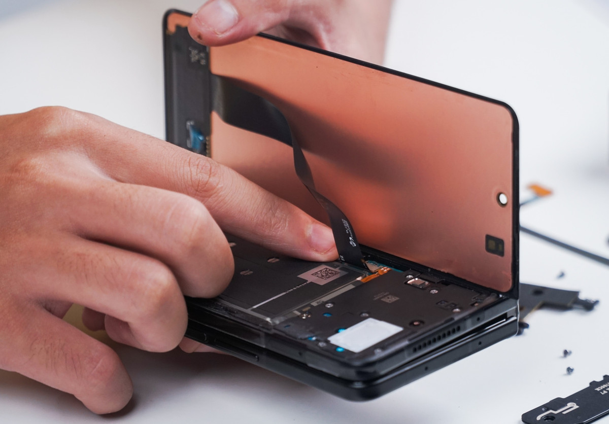 Màn hình phụ phía trước của Z Fold3 cũng có thể được mở nhanh chóng bằng phương pháp khò nhiệt. Nằm dưới màn hình là hệ thống loa ngoài, loa thoại, camera trước 10 MP và viên pin thứ hai của máy.