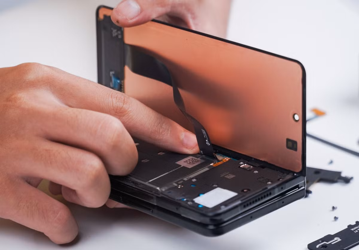 Màn hình phụ phía trước của Z Fold3 cũng có thể được mở nhanh chóng bằng phương pháp khò nhiệt. Nằm dưới màn hình là hệ thống loa ngoài, loa thoại, camera trước 10 MP và viên pin thứ hai của máy.