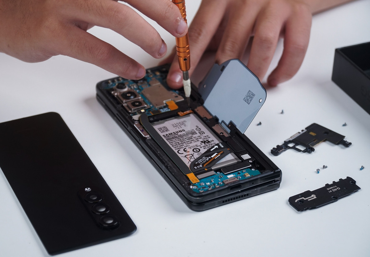 Để tiếp cận các linh kiện bên trong, kỹ thuật viên cần tháo mặt lưng của máy bằng cách khò nhiệt hoặc hấp nóng để chảy keo. Theo ông Lâm Phú Thịnh, kỹ thuật viên của hệ thống Điện Thoại Vui, cách mở Galaxy Z Fold3 khá đơn giản.