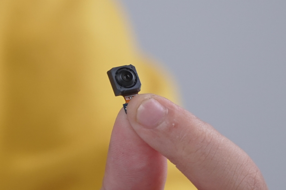 Camera ẩn bên dưới màn hình có độ phân giải 4 MP của Galaxy Z Fold3 có thể được tiếp cận từ mặt lưng của sản phẩm. Dù có độ phân giải thấp hơn, nhưng kích thước của module máy ảnh này vẫn tương đương camera selfie 10 MP.