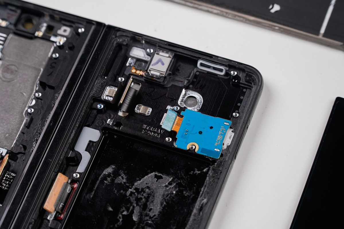 “Trừ phần màn hình gập có giá thành cao, cần kỹ thuật đặc biệt để sửa chữa, các linh kiện còn lại của Galaxy Z Fold3 được Samsung bố trí hợp lý, dễ dàng tiếp cận và thay thế”, ông Thịnh nói.