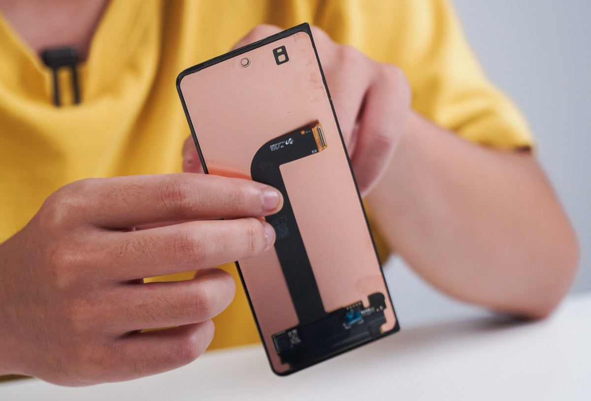 Theo ông Lâm Phú Thịnh, phần màn hình phụ của Galaxy Z Fold3 mỏng hơn so với các tấm nền OLED đang có mặt trên thị trường, người dùng nên cẩn thận khi sử dụng thiết bị.