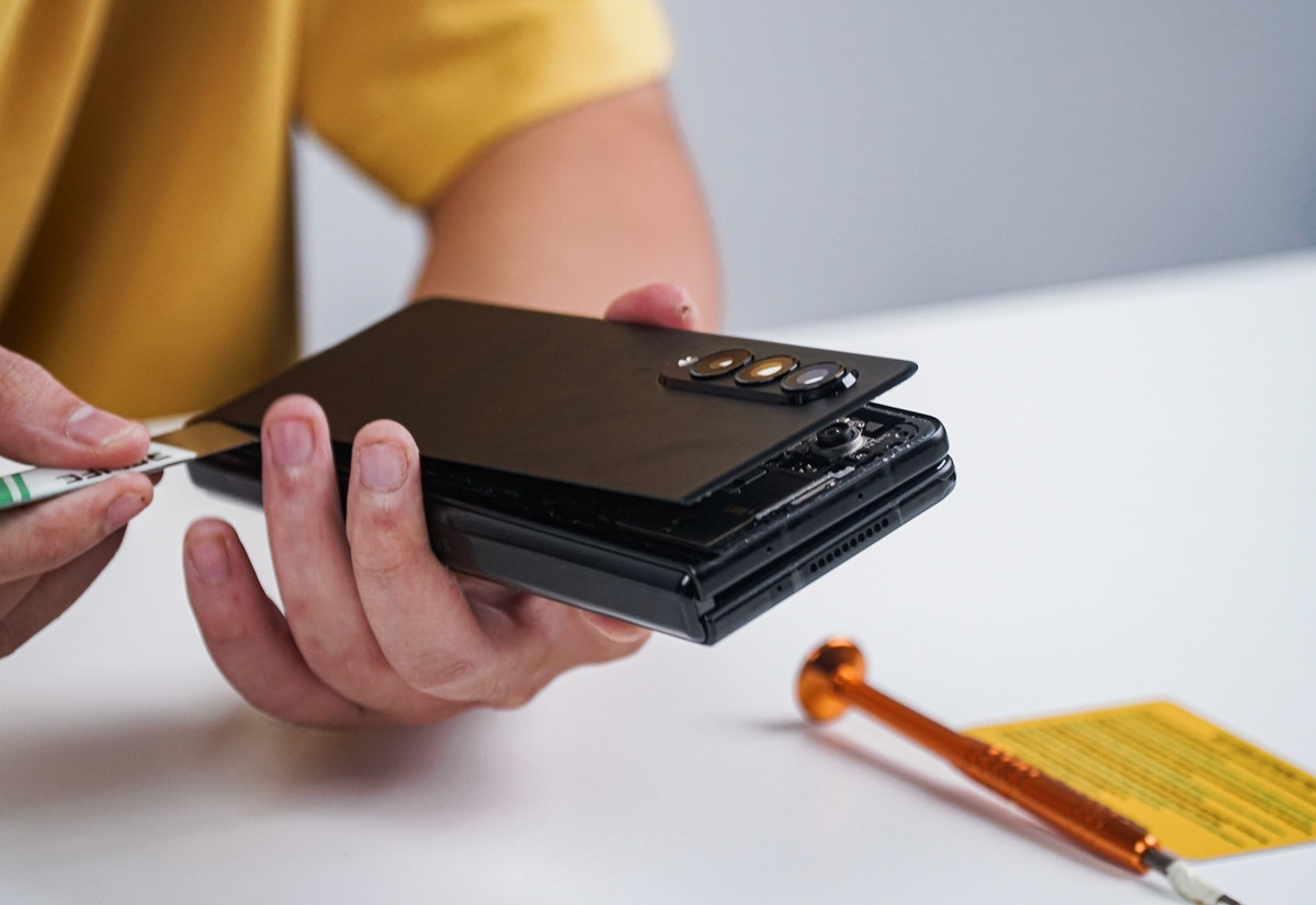 Một hệ thống sửa chữa điện thoại, máy tính tại TP.HCM đã “mổ” để khám phá nội thất bên trong chiếc điện thoại Galaxy Z Fold3 của Samsung.