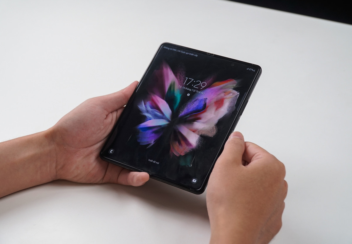 Galaxy Z Fold3 được Samsung giới thiệu với nhiều nâng cấp trong vật liệu cũng như cấu trúc sản phẩm để có thể hỗ trợ tiêu chuẩn kháng nước IPX8.