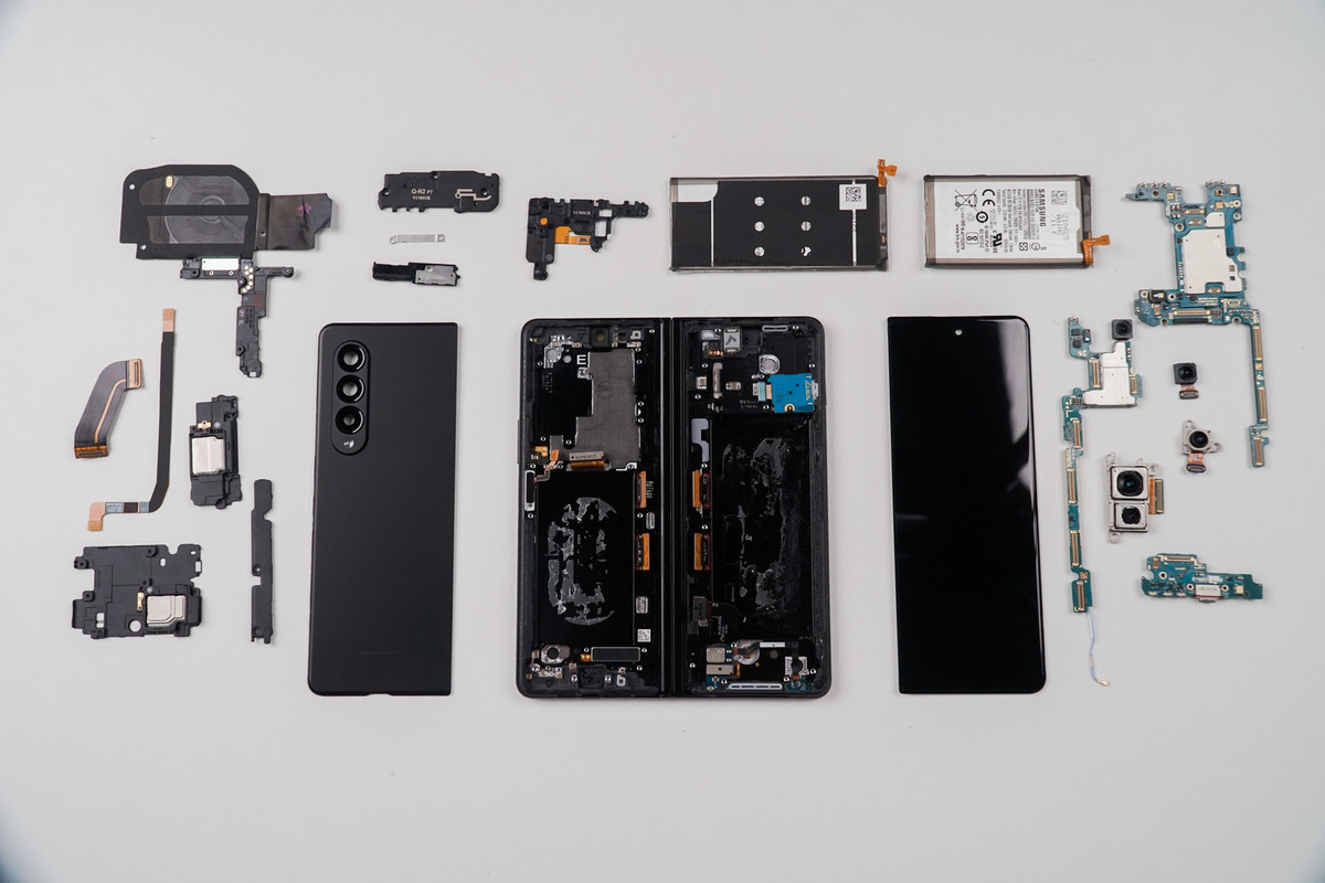 Vì hạn chế di chuyển do dịch bệnh, nhóm thực hiện không có đủ thiết bị để tháo panel màn hình gập và phần bản lề trên Galaxy Z Fold3. Theo đơn vị này, để mở màn hình lớn của máy điện thoại gập, cần áp dụng kỹ thuật đặc biệt gọi là tách lạnh.