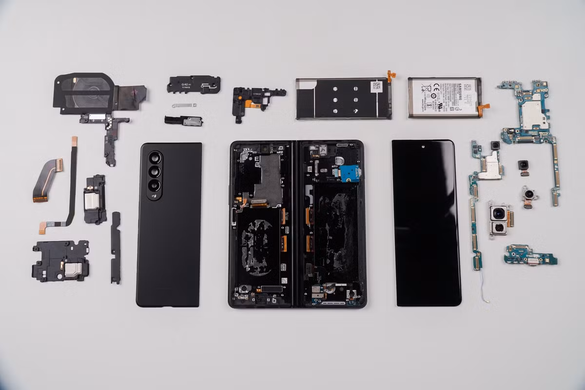 Vì hạn chế di chuyển do dịch bệnh, nhóm thực hiện không có đủ thiết bị để tháo panel màn hình gập và phần bản lề trên Galaxy Z Fold3. Theo đơn vị này, để mở màn hình lớn của máy điện thoại gập, cần áp dụng kỹ thuật đặc biệt gọi là tách lạnh.