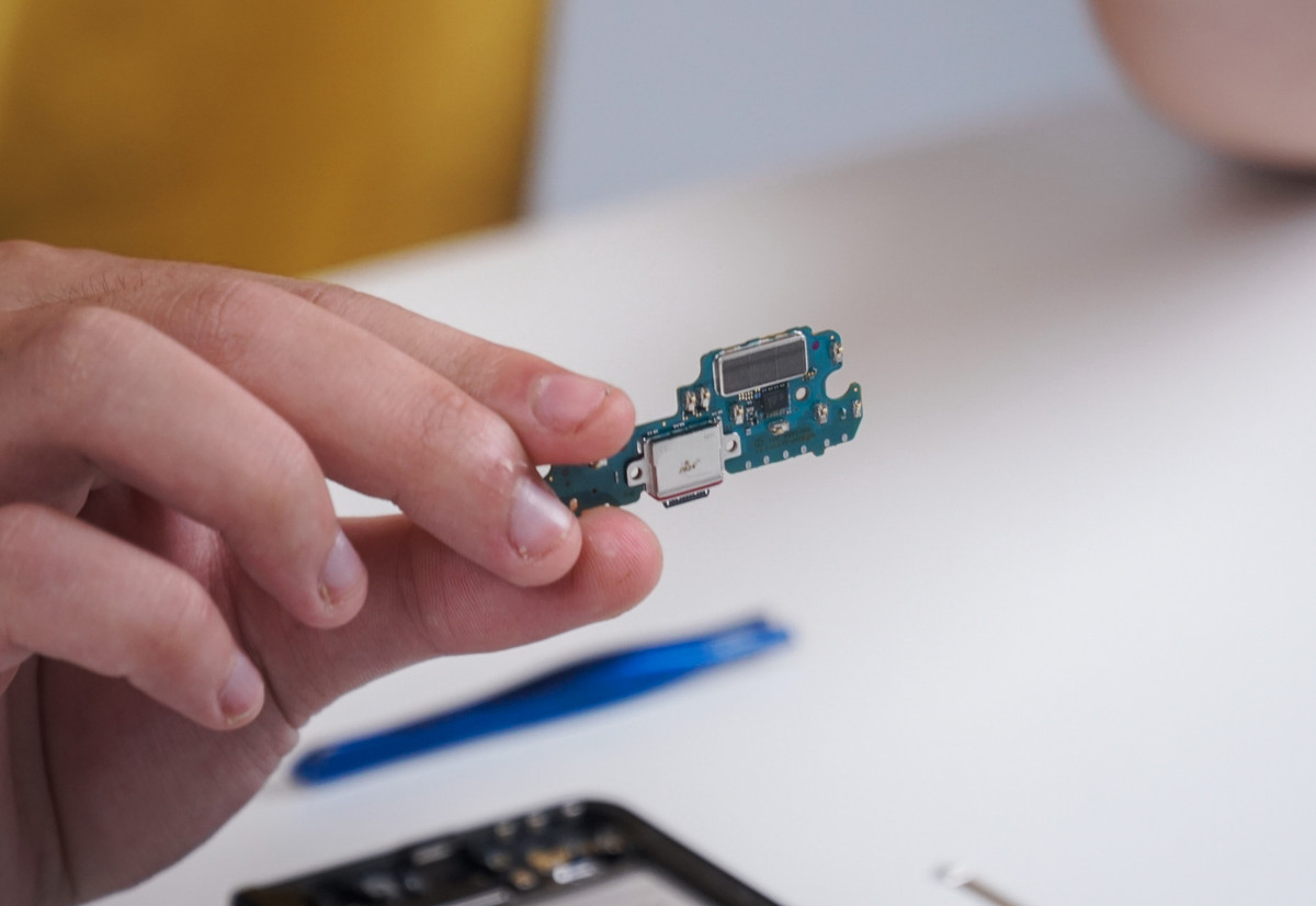 Phần bo mạch phụ bên dưới của Galaxy Z Fold3 chứa mạch sạc cùng cổng USB Type C. Vì là một sản phẩm chống nước, nên cổng kết nối của máy được bảo vệ cẩn thận bằng ron cao su.