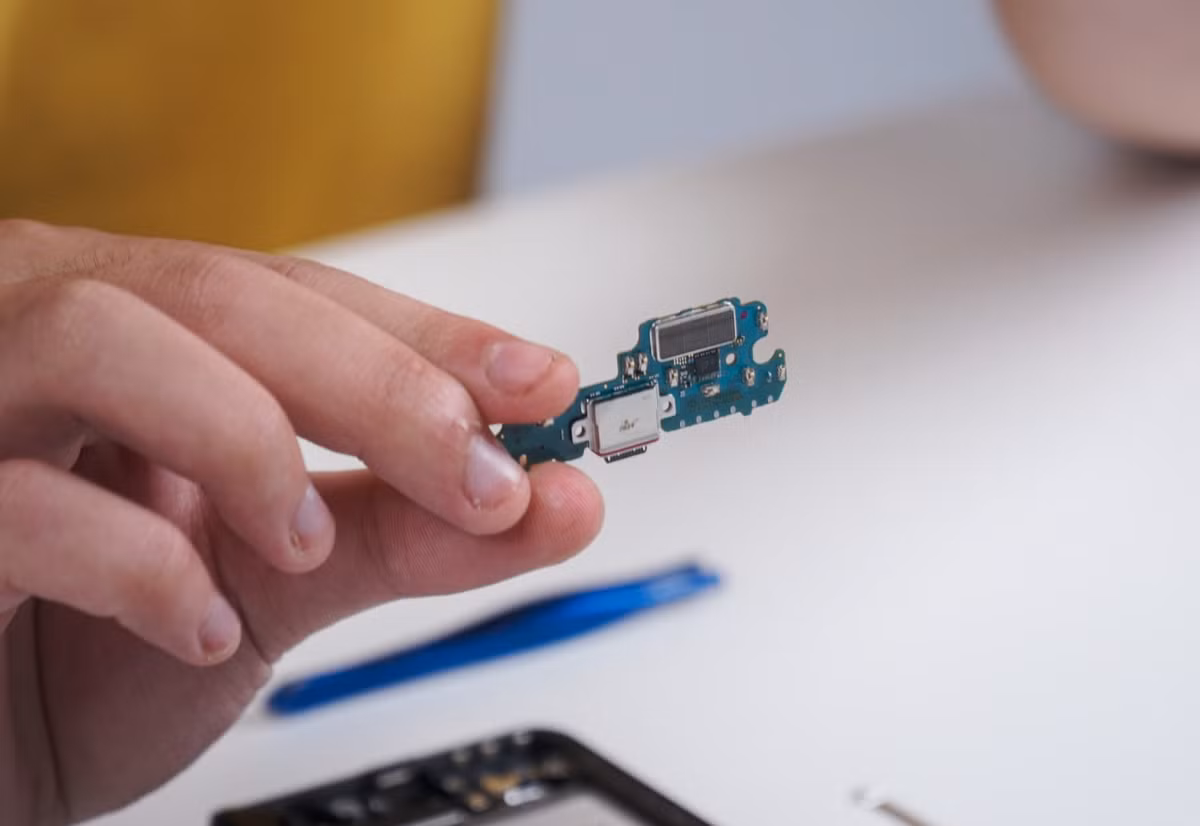 Phần bo mạch phụ bên dưới của Galaxy Z Fold3 chứa mạch sạc cùng cổng USB Type C. Vì là một sản phẩm chống nước, nên cổng kết nối của máy được bảo vệ cẩn thận bằng ron cao su.